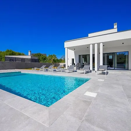 L' Escapade By Istrialux