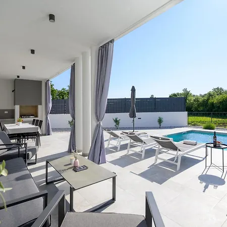 L' Escapade By Istrialux Režanci