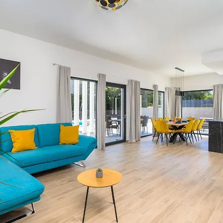 L' Escapade By Istrialux *