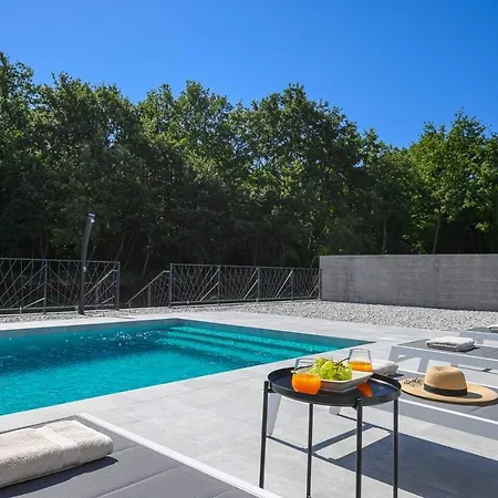 L' Escapade By Istrialux *