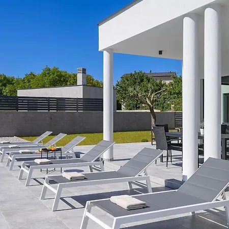 L' Escapade By Istrialux *