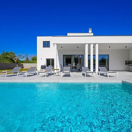 L' Escapade By Istrialux *