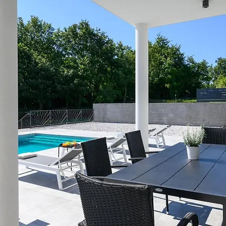 L' Escapade By Istrialux *