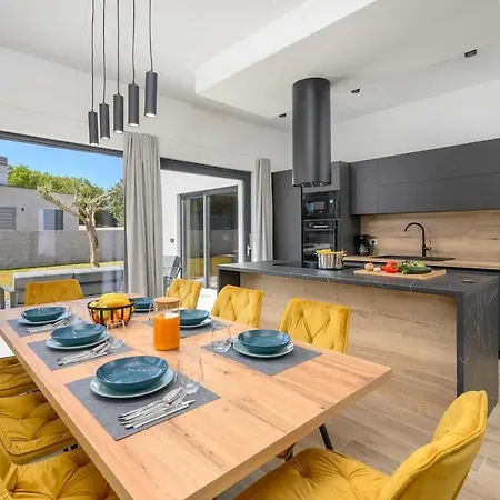 L' Escapade By Istrialux Režanci