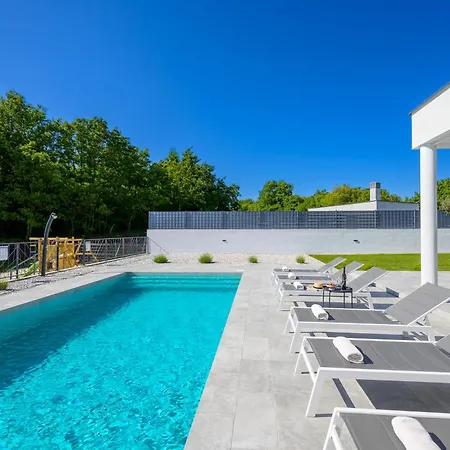 L' Escapade By Istrialux